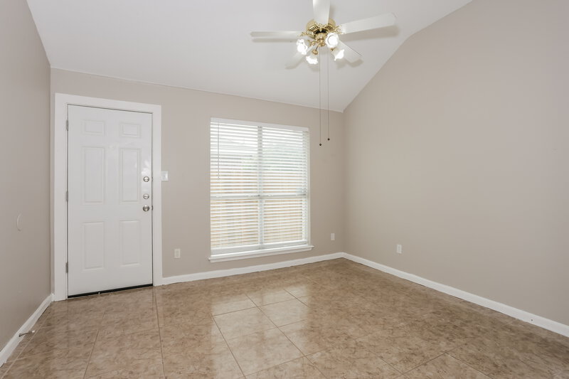 2,095/Mo, 736 W Colony Dr Arlington, TX 76001 Living Room View