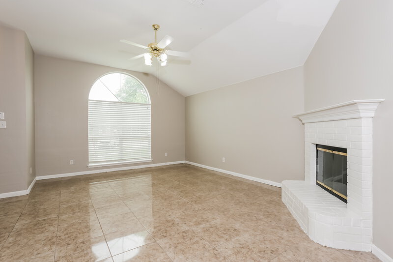 2,095/Mo, 736 W Colony Dr Arlington, TX 76001 Living Room View 2