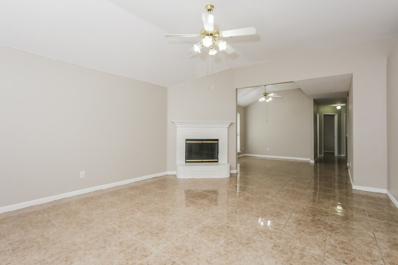 2,095/Mo, 736 W Colony Dr Arlington, TX 76001 Living Room View 3