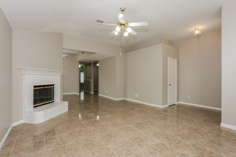 2,095/Mo, 736 W Colony Dr Arlington, TX 76001 Living Room View 4