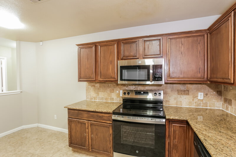 2,095/Mo, 736 W Colony Dr Arlington, TX 76001 Kitchen View 2