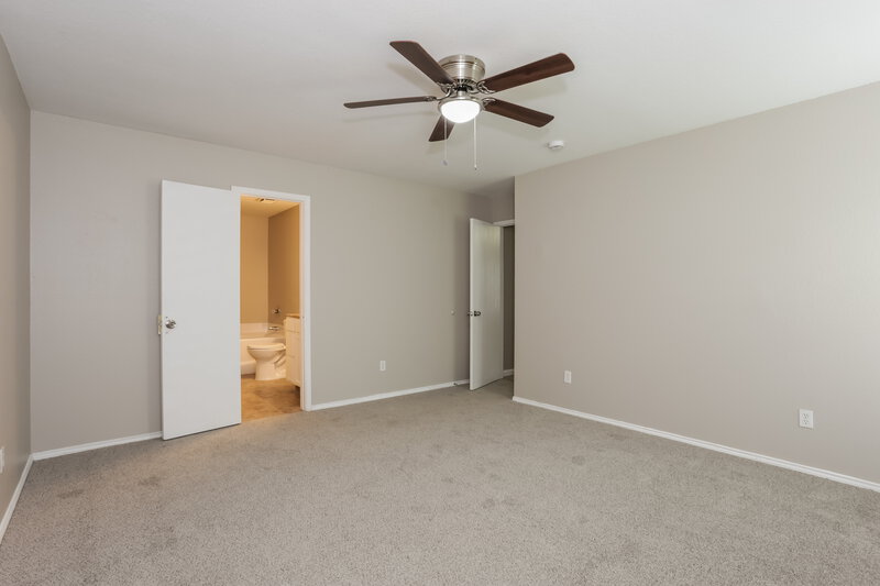 2,095/Mo, 736 W Colony Dr Arlington, TX 76001 Main Bedroom View 2