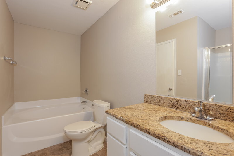 2,095/Mo, 736 W Colony Dr Arlington, TX 76001 Main Bathroom View