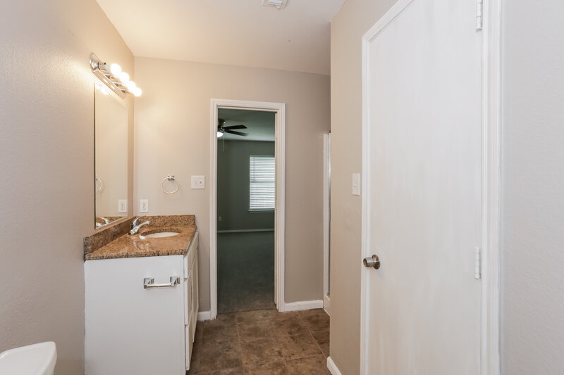 2,095/Mo, 736 W Colony Dr Arlington, TX 76001 Main Bathroom View 2