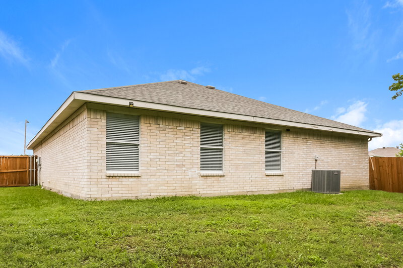 2,095/Mo, 736 W Colony Dr Arlington, TX 76001 Rear View
