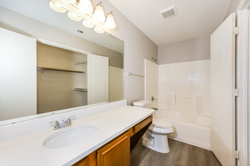 2,065/Mo, 1840 McNeely St Lancaster, TX 75134 Main Bathroom View