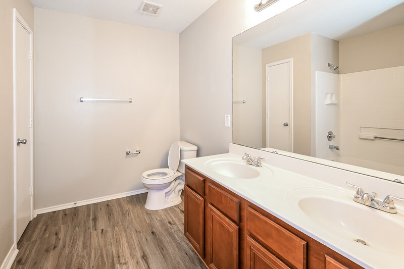 2,230/Mo, 204 Dartmouth Dr Forney, TX 75126 Main Bathroom View