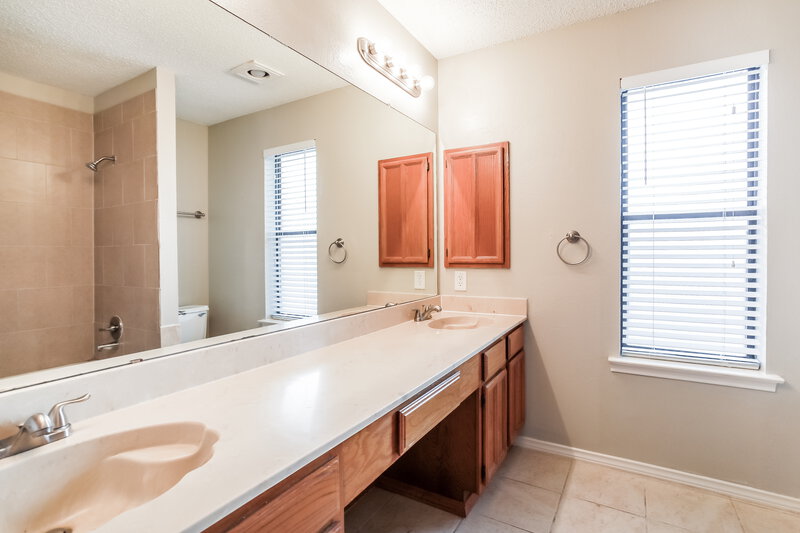 2,385/Mo, 2614 Berkshire Ln Grand Prairie, TX 75052 Main Bathroom View