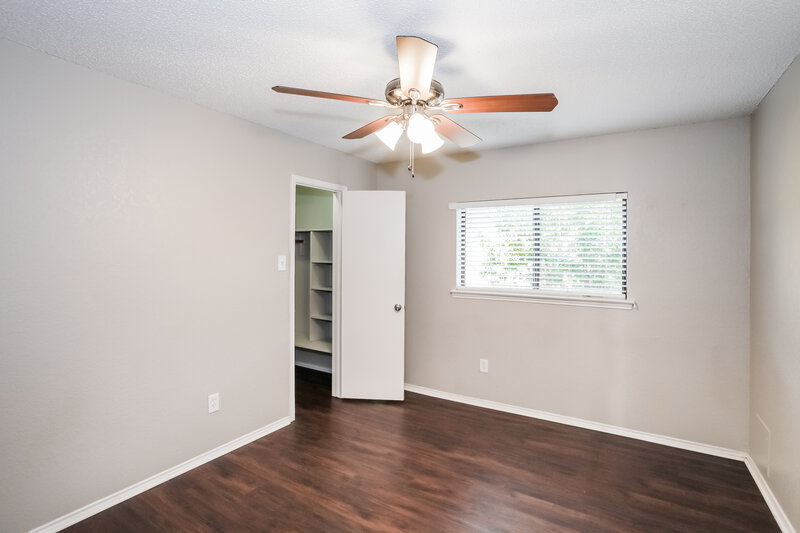 2,385/Mo, 2614 Berkshire Ln Grand Prairie, TX 75052 Bedroom View 3