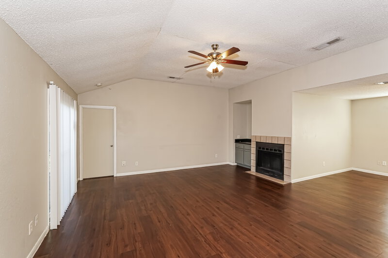 2,190/Mo, 416 Rifleman Trl Arlington, TX 76002 Living Room View 2