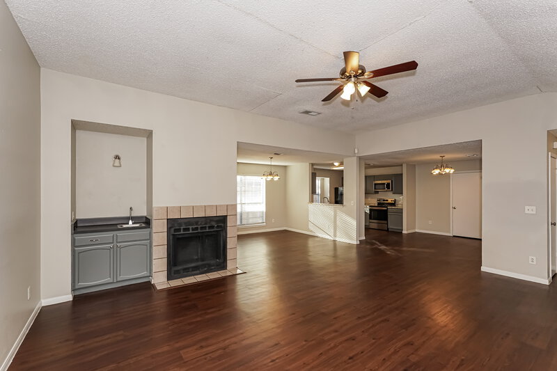 2,190/Mo, 416 Rifleman Trl Arlington, TX 76002 Living Room View 3