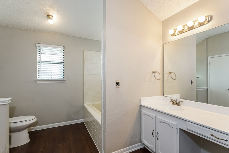 2,190/Mo, 416 Rifleman Trl Arlington, TX 76002 Main Bathroom View