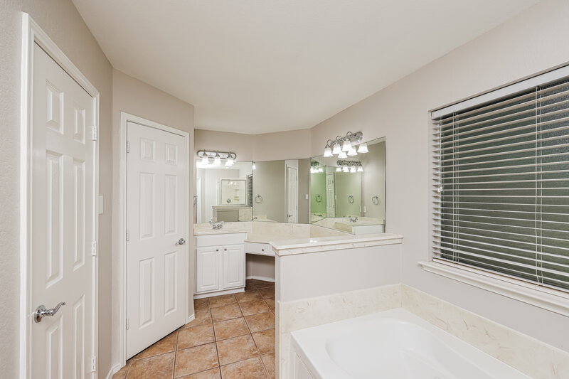 2,475/Mo, 900 Diann Cir Lancaster, TX 75146 Main Bathroom View