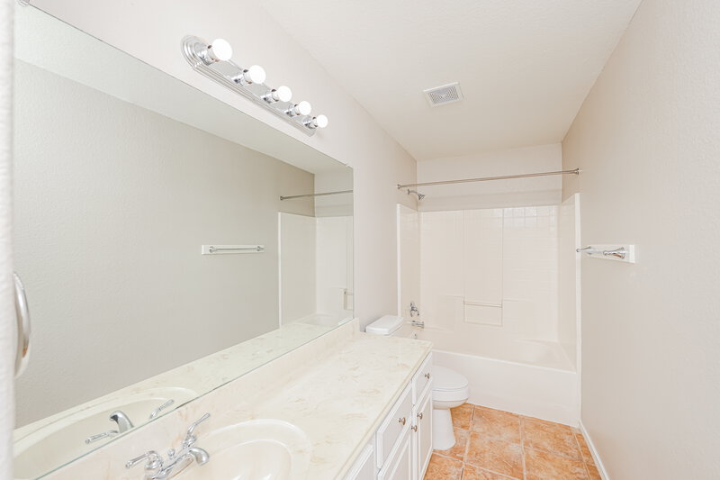 2,475/Mo, 900 Diann Cir Lancaster, TX 75146 Bathroom View