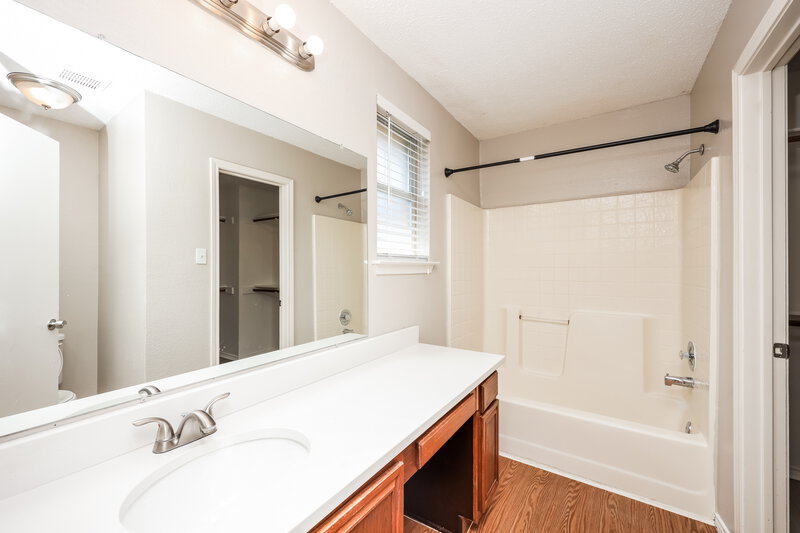 1,740/Mo, 2717 Bent Brook Dr Mesquite, TX 75181 Main Bathroom View