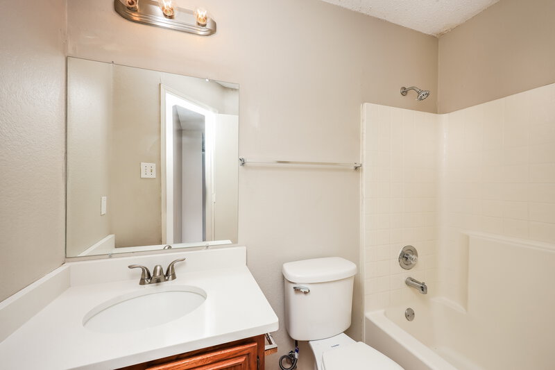 1,740/Mo, 2717 Bent Brook Dr Mesquite, TX 75181 Bathroom View