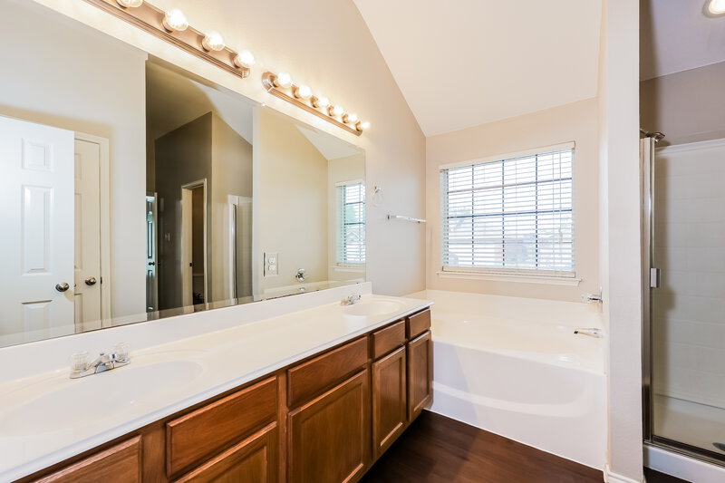2,835/Mo, 1037 Hidden Meadow Dr Burleson, TX 76028 Main Bathroom View