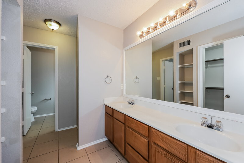 2,470/Mo, 613 Mesa Vista Dr Crowley, TX 76036 Main Bathroom View