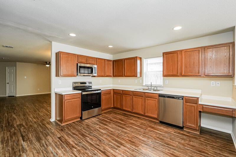 2,220/Mo, 321 Silver Lake Trl Fort Worth, TX 76140 Kitchen View 2