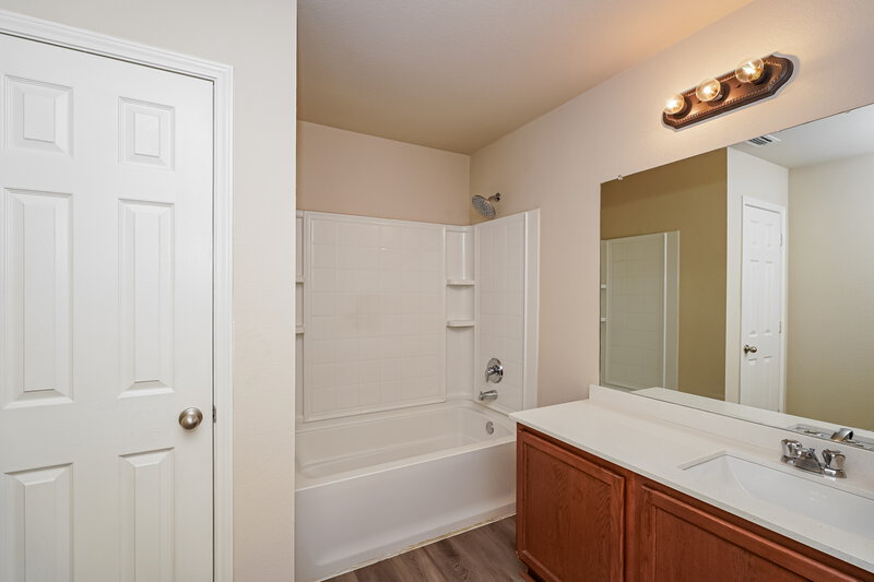 2,220/Mo, 321 Silver Lake Trl Fort Worth, TX 76140 Main Bathroom View