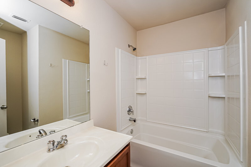 2,220/Mo, 321 Silver Lake Trl Fort Worth, TX 76140 Bathroom View