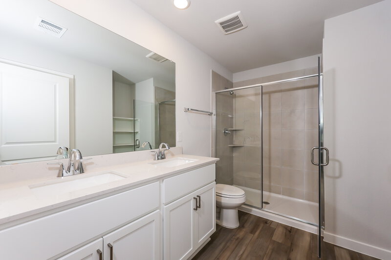 2,575/Mo, 3027 River Birch Dr Dallas, TX 75253 Main Bathroom View