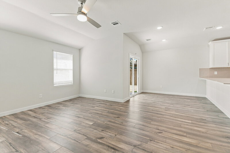 2,240/Mo, 3116 River Birch Dr Dallas, TX 75253 Living Room View 2
