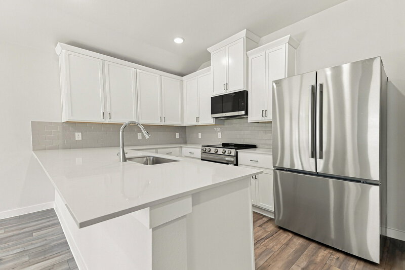 2,240/Mo, 3116 River Birch Dr Dallas, TX 75253 Kitchen View 2
