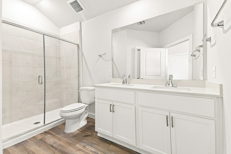 2,240/Mo, 3116 River Birch Dr Dallas, TX 75253 Primary Bathroom View