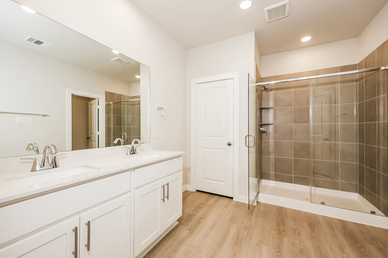 2,765/Mo, 321 Amberville Dr Red Oak, TX 75154 Main Bathroom View