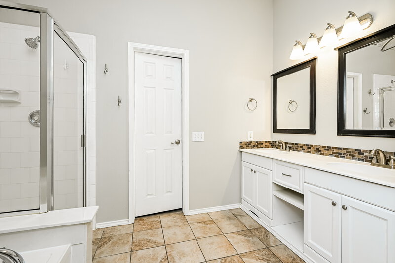 2,460/Mo, 508 Glenwood Dr Burleson, TX 76028 Main Bathroom View