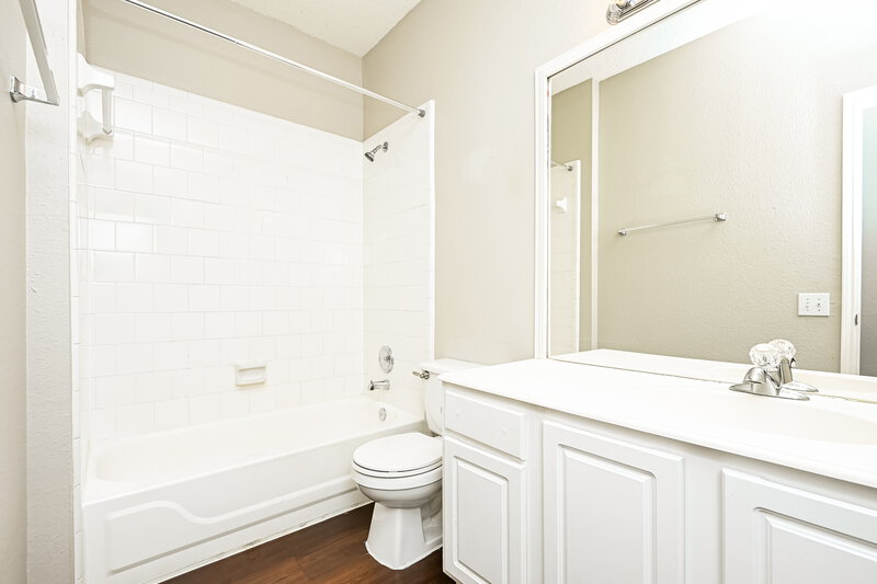 2,460/Mo, 508 Glenwood Dr Burleson, TX 76028 Bathroom View