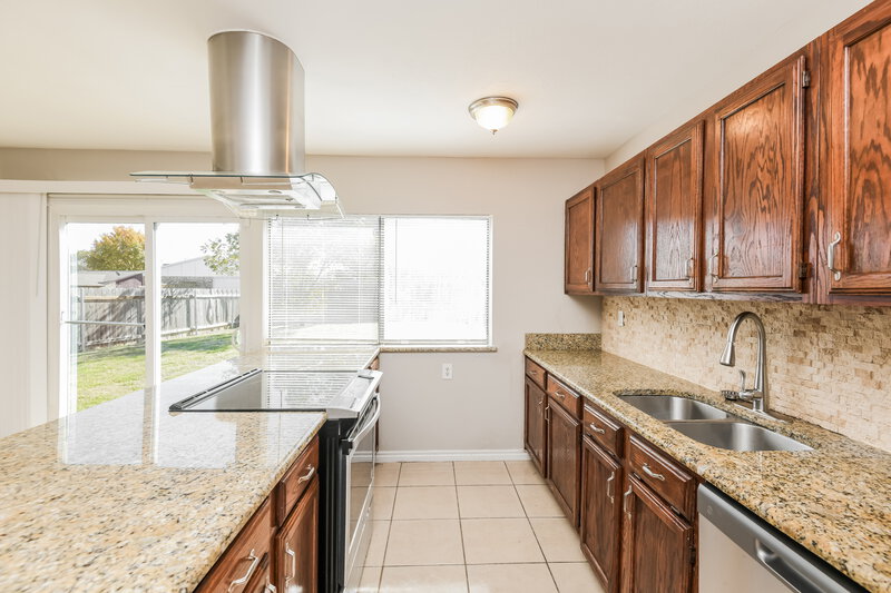 1,875/Mo, 656 Nora Ln Desoto, TX 75115 Kitchen View 2