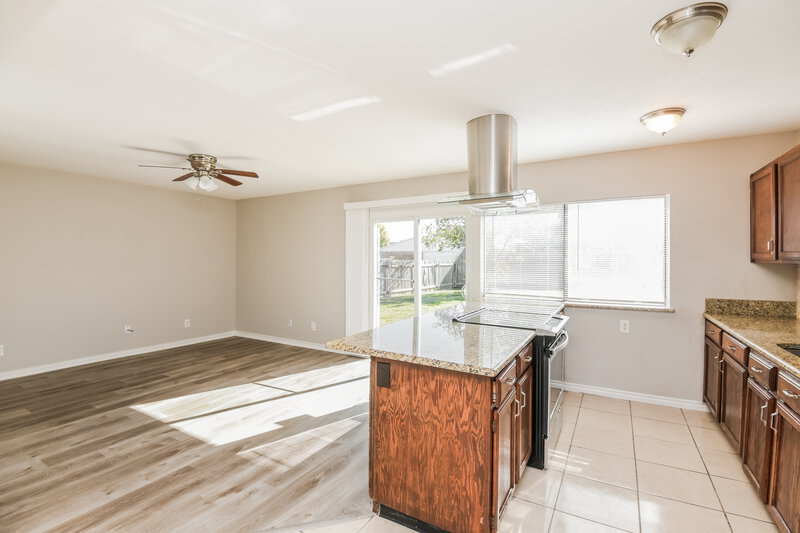 1,875/Mo, 656 Nora Ln Desoto, TX 75115 Kitchen View 3