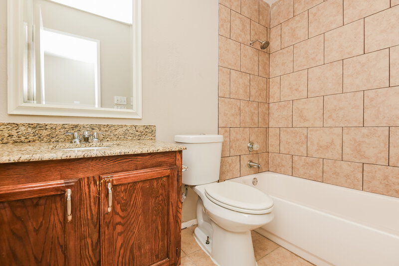 1,875/Mo, 656 Nora Ln Desoto, TX 75115 Bathroom View