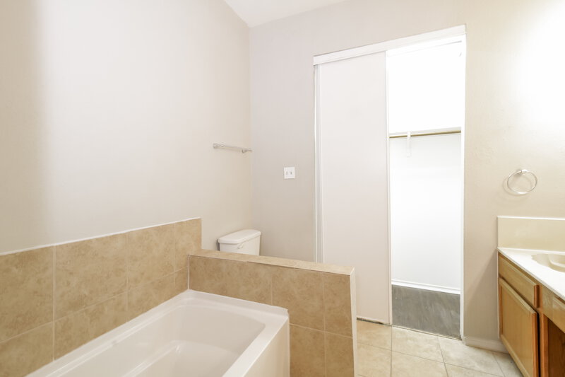 2,115/Mo, 1345 Jasmine Dr Lewisville, TX 75077 Main Bathroom View