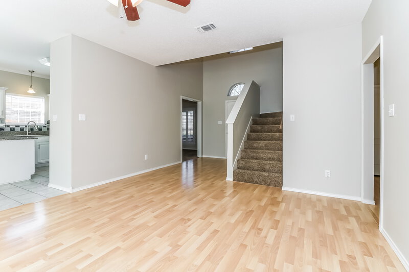 3,130/Mo, 7121 Greenspoint Dr Arlington, TX 76001 Living Room View 2