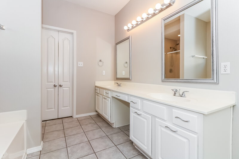 3,130/Mo, 7121 Greenspoint Dr Arlington, TX 76001 Master Bathroom View