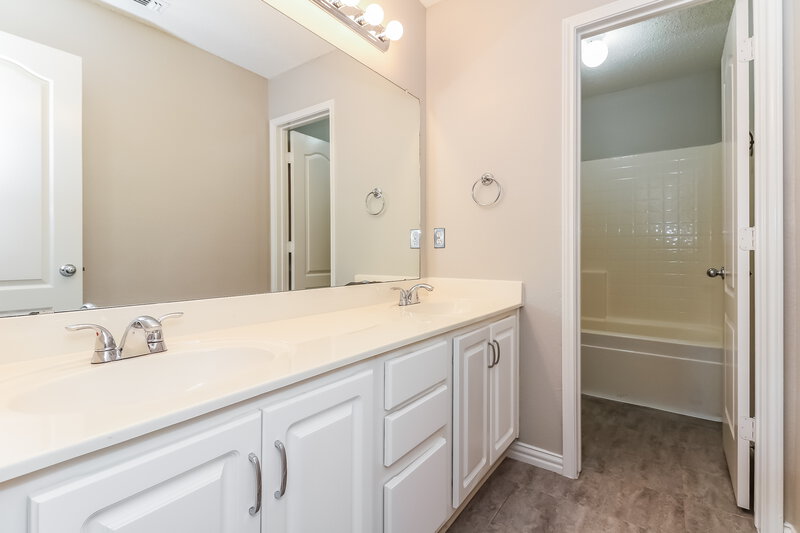 3,130/Mo, 7121 Greenspoint Dr Arlington, TX 76001 Bathroom View