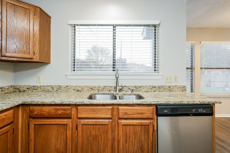 2,480/Mo, 2305 Weyborn Dr Arlington, TX 76018 Kitchen View