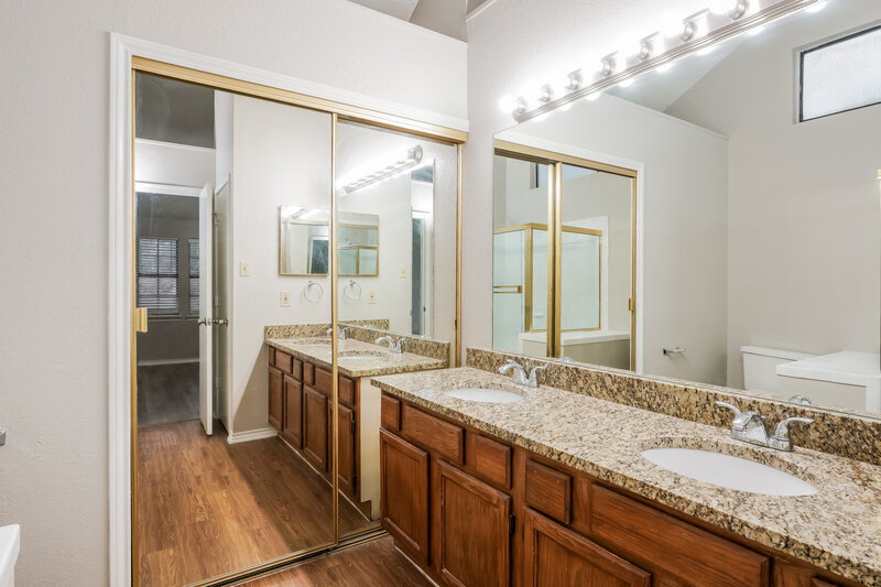 2,480/Mo, 2305 Weyborn Dr Arlington, TX 76018 Main Bathroom View