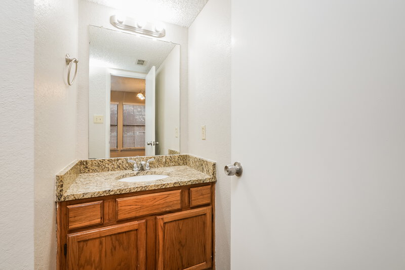 2,480/Mo, 2305 Weyborn Dr Arlington, TX 76018 Bathroom View 2