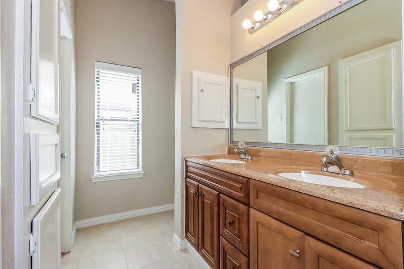 2,285/Mo, 316 Iberis Dr Arlington, TX 76018 Bathroom View