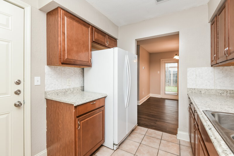 2,055/Mo, 608 Circleview Dr Mansfield, TX 76063 Kitchen View 3