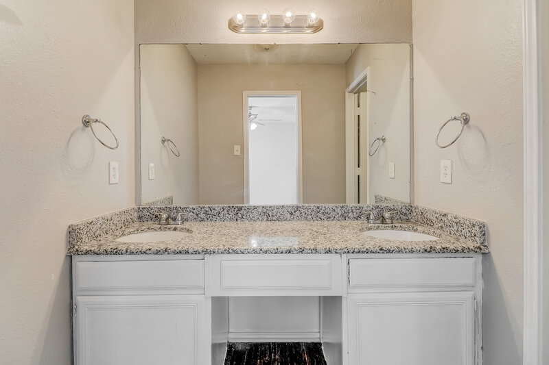 2,345/Mo, 6418 Nicole Way Arlington, TX 76002 Main Bathroom View