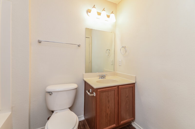 1,875/Mo, 2023 Kickapoo Trl Heartland, TX 75126 Main Bathroom View