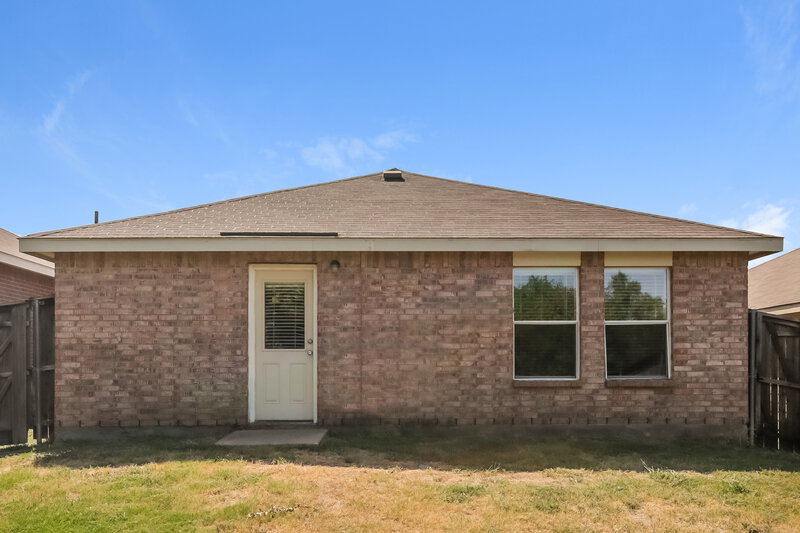 1,875/Mo, 2023 Kickapoo Trl Heartland, TX 75126 Rear View