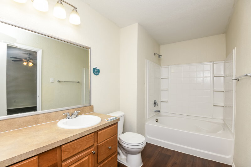1,605/Mo, 1724 Vineridge Ln Burleson, TX 76028 Main Bathroom View