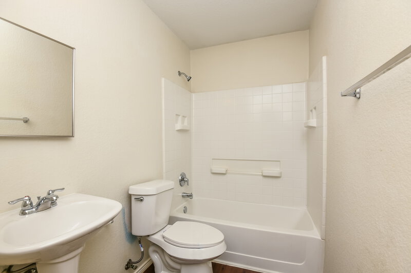 1,605/Mo, 1724 Vineridge Ln Burleson, TX 76028 Bathroom View