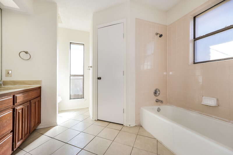1,780/Mo, 7908 Gladewater Dr Fort Worth, TX 76134 Main Bathroom View